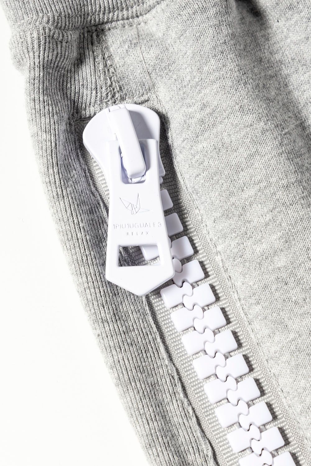 BIG ZIP VERTICAL LOGO PANTS / ビッグジップ バーティカル ロゴパンツ グレー