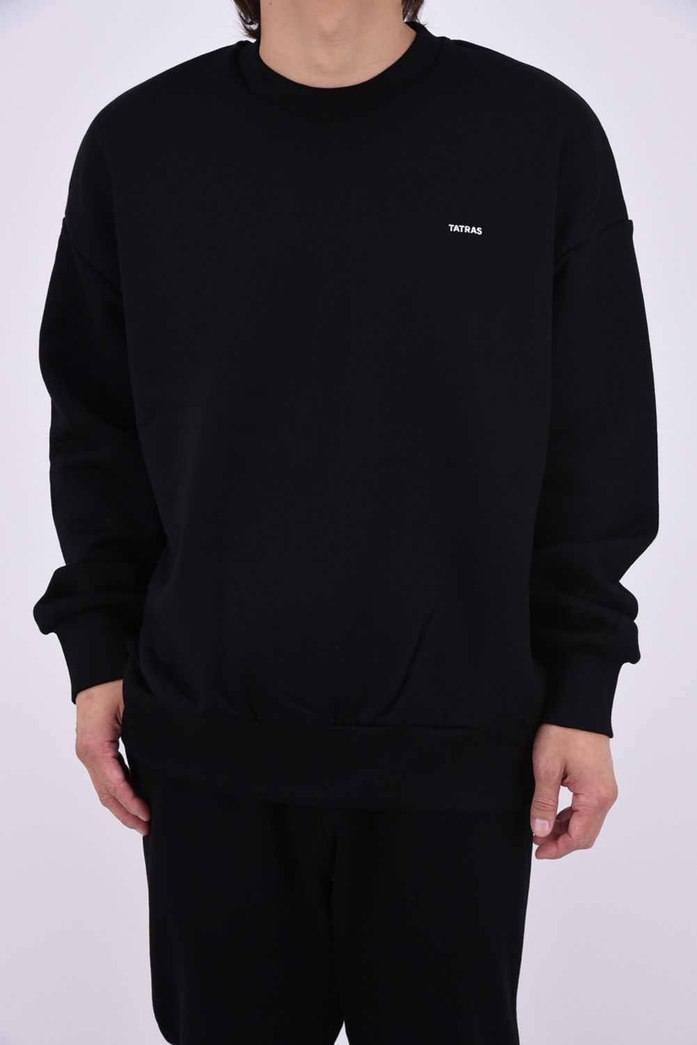 【26AW】 FIDASIO (フィダシオ) / ミニブランドロゴ ドロップショルダー クルーネックスウェット (ブラック)