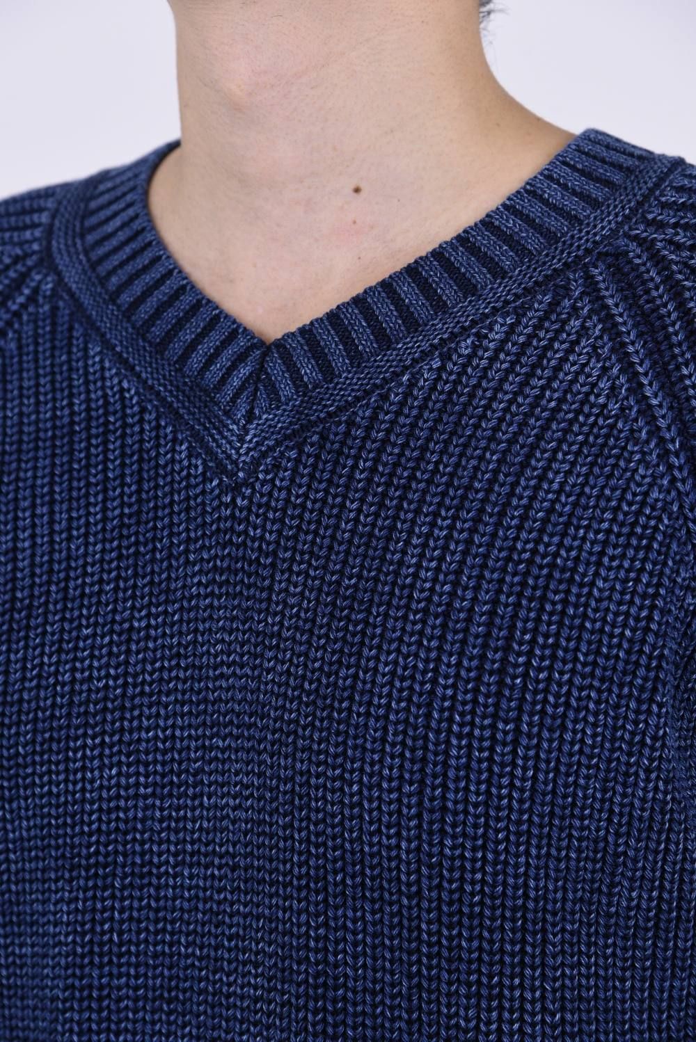 Middle gauge V neck long sleeve INDIGOISM / ミドルゲージ Vネック ニット ブルーユーズド