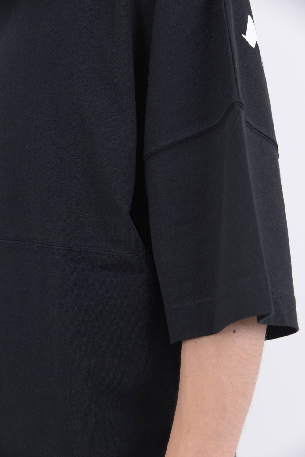 LOGO OVER TEE BLACK / プリント クルーネック ロングTシャツ ブラック