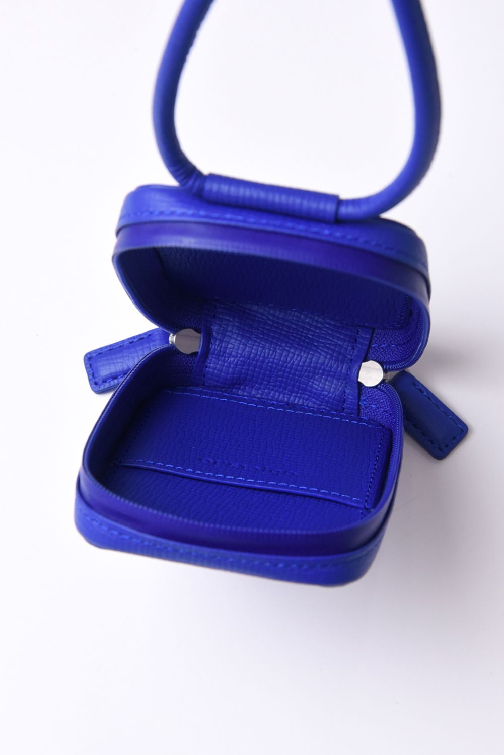 STRAPPED-ACCESSORY-MICROBAG / ストラップ付き MagSafe対応 ショルダーマイクロバッグ (ラピスブルー)