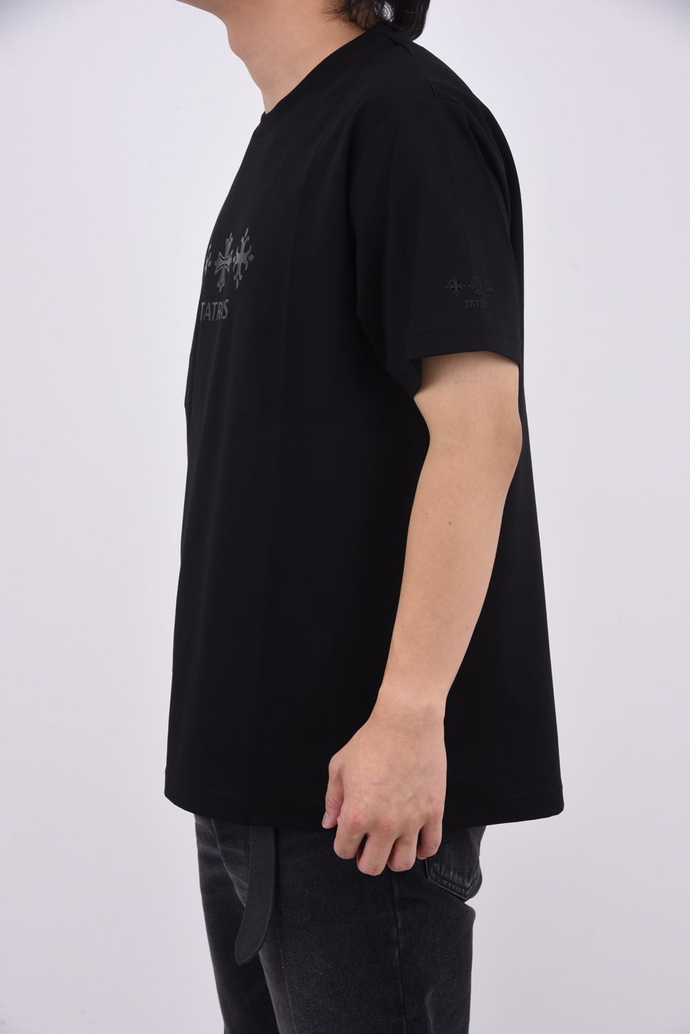 国内即発【TATRAS】PACECO パセコ Tシャツ TATRAS - Tシャツ / PACECO / パセコ / BLACK [MJXA0166083588
