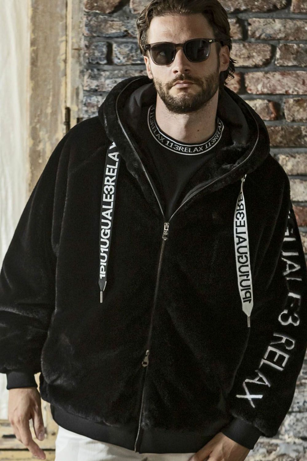 【1PIU1UGUALE3 RELAX】ワイドスピンドル袖ロゴファーブルゾン 1PIU1UGUALE3 RELAX - BOA LOGO HOODIE / ワイドスピンドル 袖