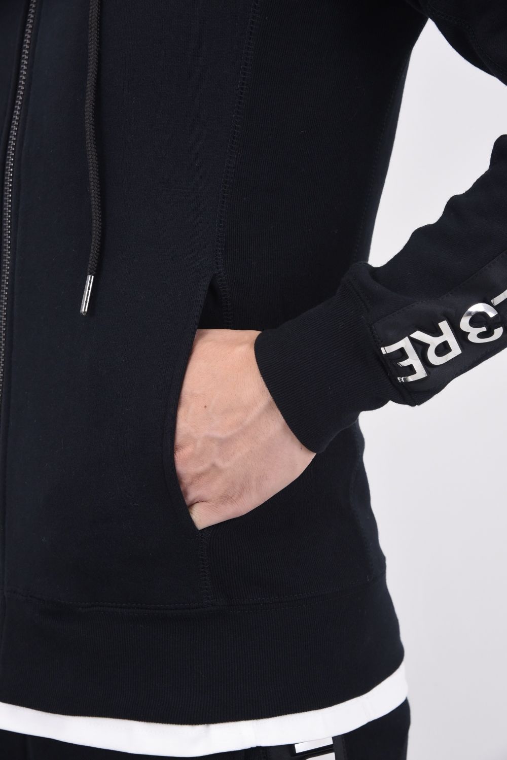 SLEEVE EMBOSS LOGO HOODIE / スリーブエンボスロゴ ラインストーン ジップアップフーディー ブラック