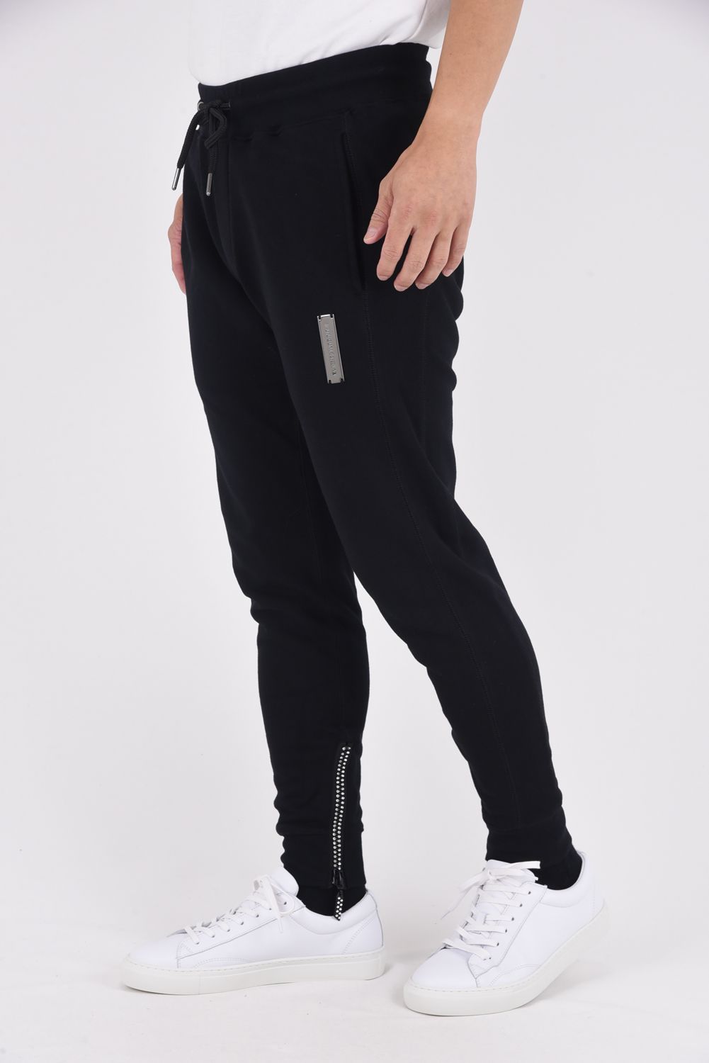 【25AW】 GLITTER ZIP + PLATE JOGGER PANTS / シルバーロゴプレートスウェットロングパンツ (ブラック)