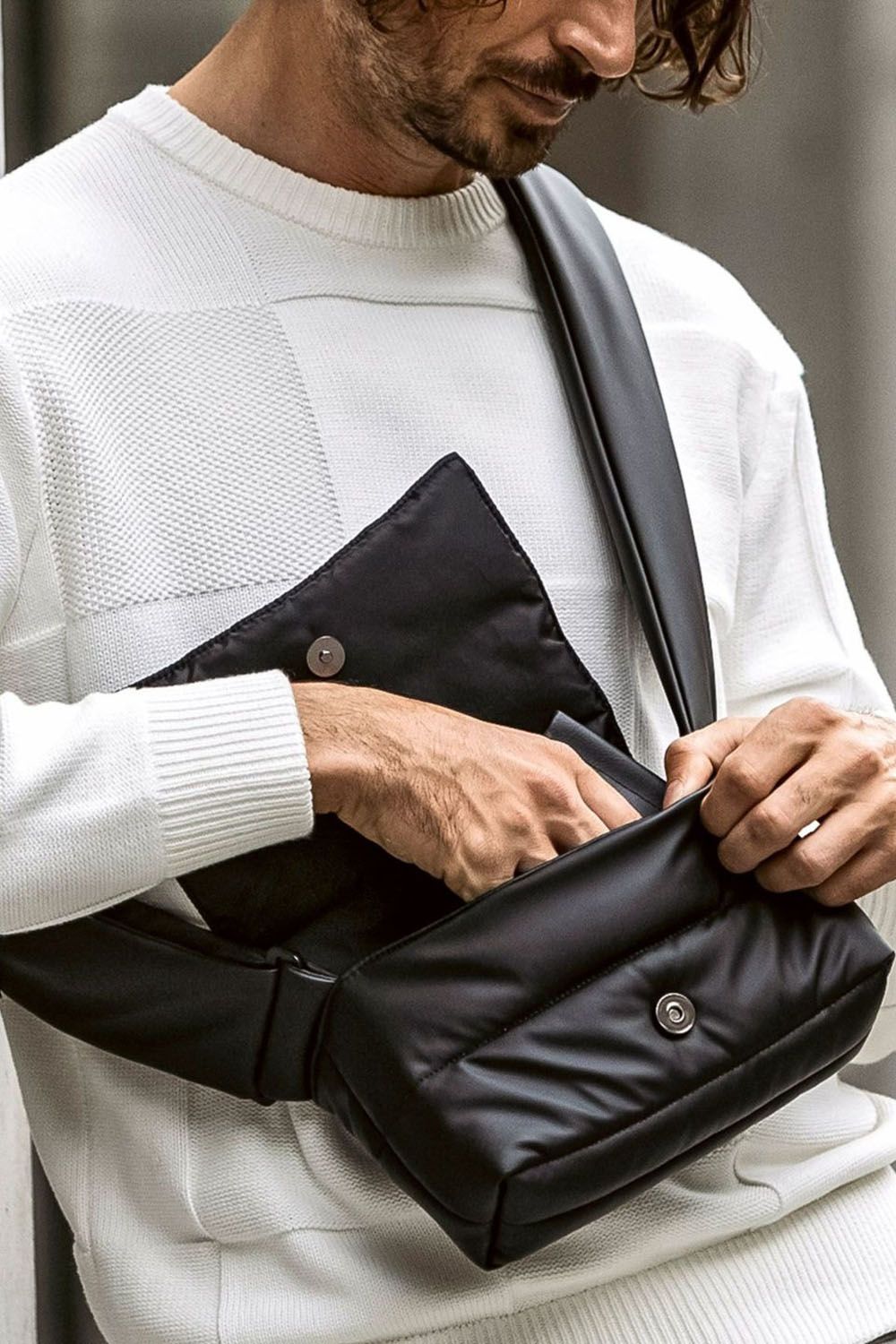 LIGHT SYNTHETIC LEATHER MINI PADDED SHOULDER BAG / シルバーロゴプレート パデッド ショルダーバッグ (ブラック)