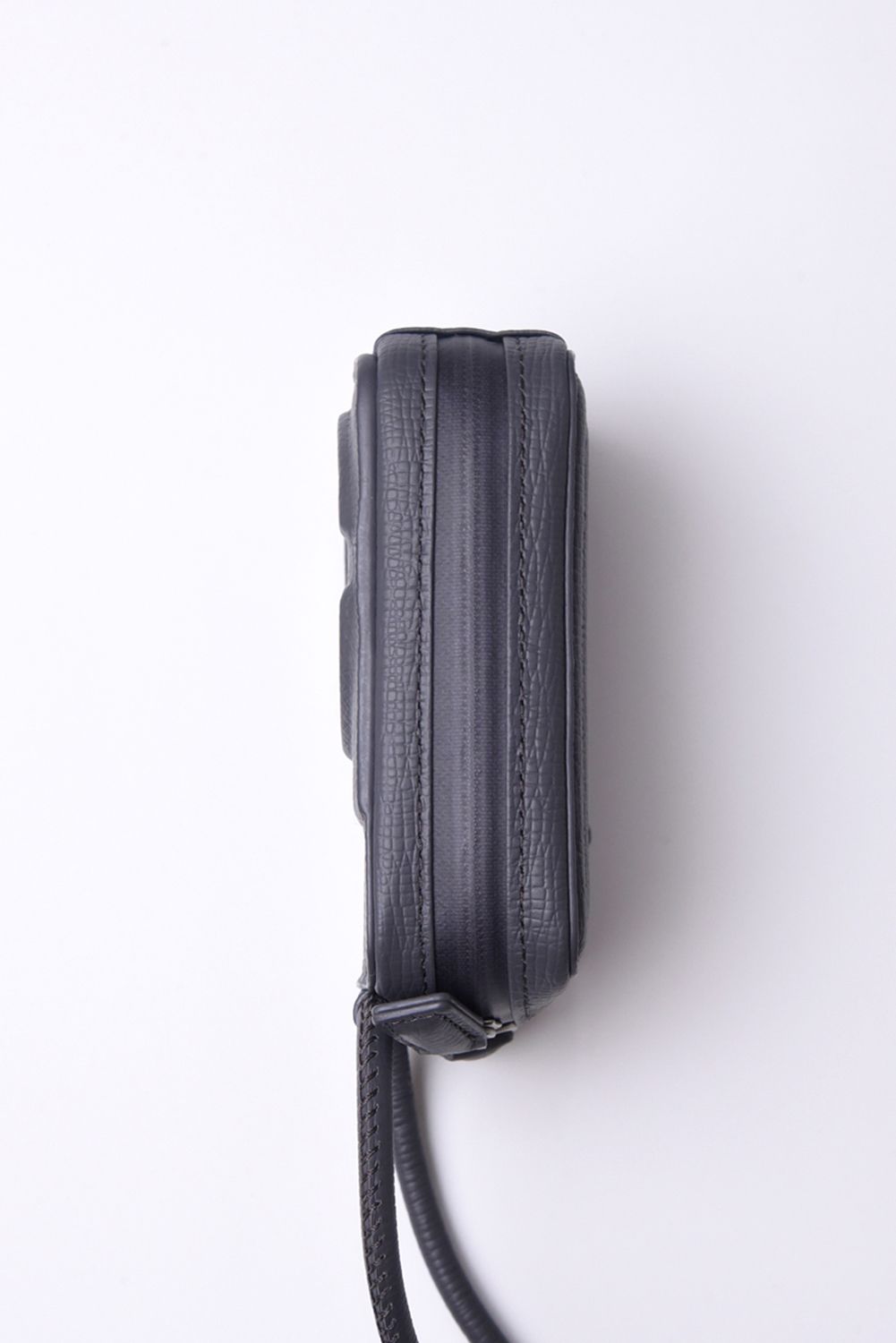 STRAPPED-ACCESSORY-MICROBAG / ストラップ付き MagSafe対応 ショルダーマイクロバッグ (グレー)