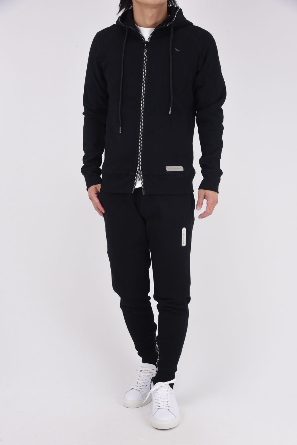 【25AW】 GLITTER ZIP + PLATE HOODIE / シルバーロゴプレートスウェットパーカー (ブラック)