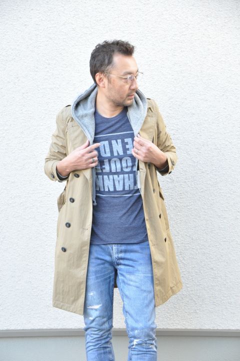 トレンチコートを春らしくカジュアルに