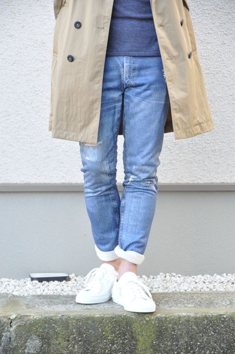 トレンチコートを春らしくカジュアルに