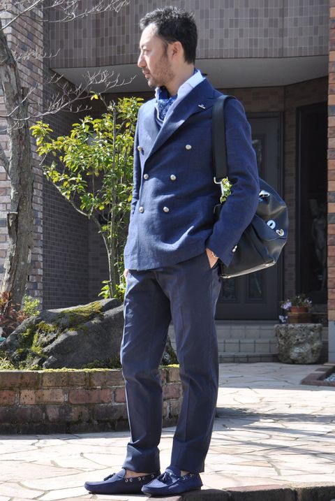 ネイビーに統一した出来る男のジャケパンスタイル