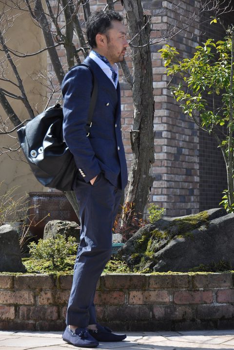 ネイビーに統一した出来る男のジャケパンスタイル