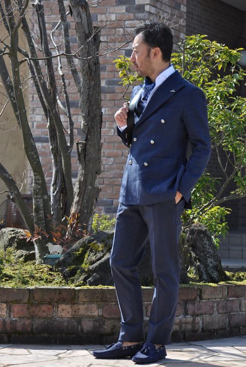 ネイビーに統一した出来る男のジャケパンスタイル