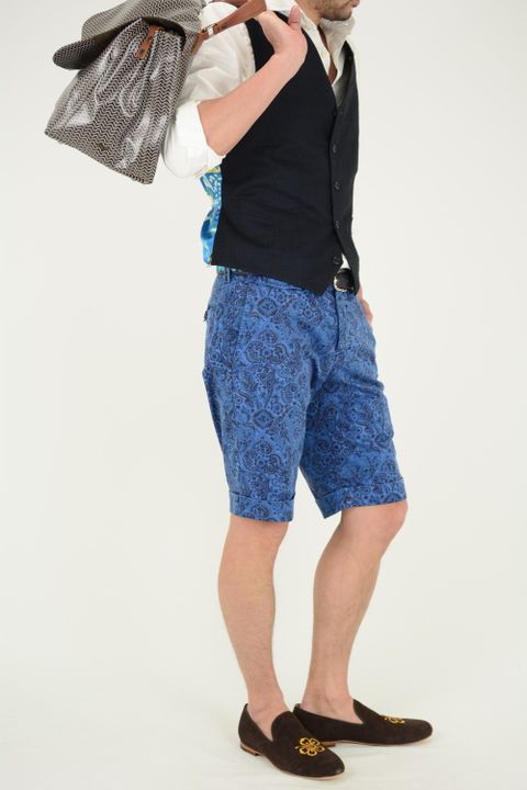 真夏のトレンドスタイリング。今年注目の柄ショーツ、それにシャツやジレを合わせルームシューズで〆