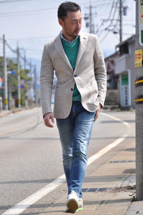 一見ベージックなジャケットですが、足元をスニーカーにデニムでカジュアルなスタイルに。