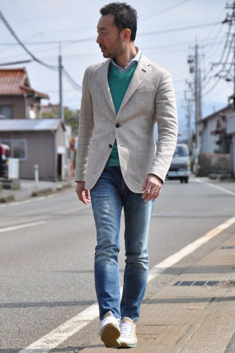 一見ベージックなジャケットですが、足元をスニーカーにデニムでカジュアルなスタイルに。