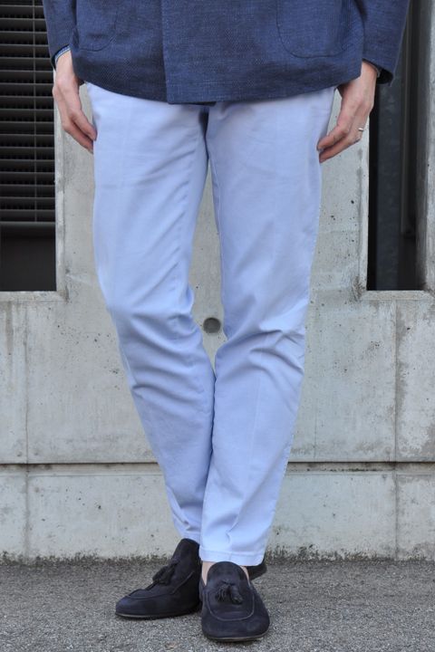 青系でまとめたグラデーションにギリーンをさした大人のジャケパンスタイル