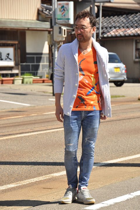 ポップなTシャツにデニム、他は落ち着いたカラーで馴染ませた休日スタイル
