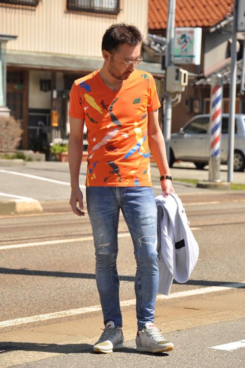 ポップなTシャツにデニム、他は落ち着いたカラーで馴染ませた休日スタイル