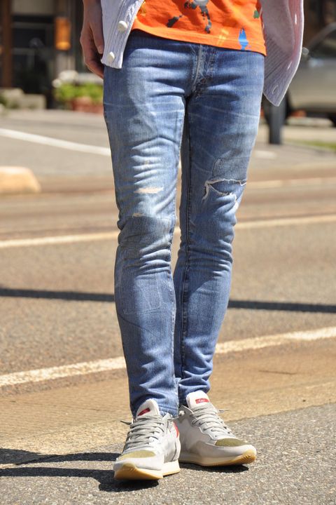 ポップなTシャツにデニム、他は落ち着いたカラーで馴染ませた休日スタイル