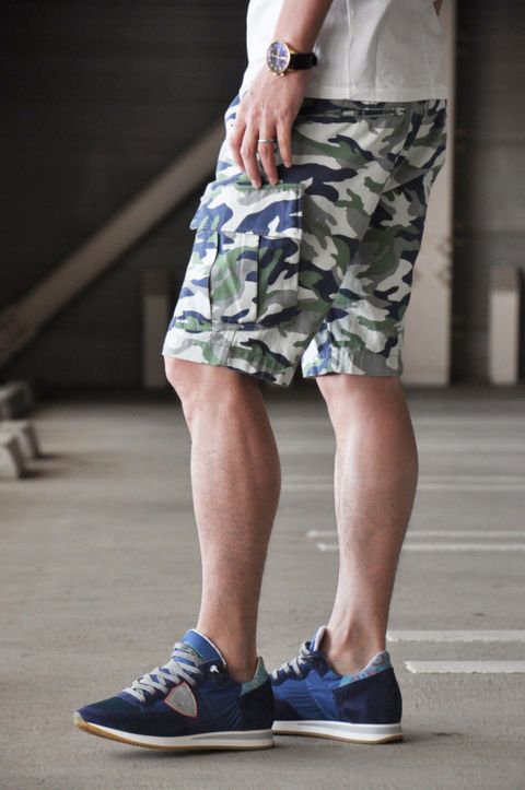 ブルーをベースにした真夏のトレンドスタイル