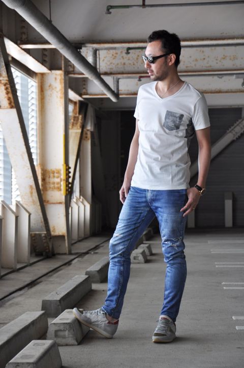 別注のバデルTシャツに嘘デニムで楽チン休日スタイル