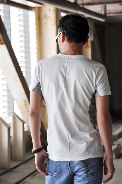 別注のバデルTシャツに嘘デニムで楽チン休日スタイル