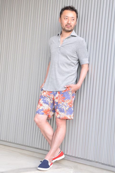 全体的なトーンを合わせるとド派手なパンツもこなれたスタイルに見えますね