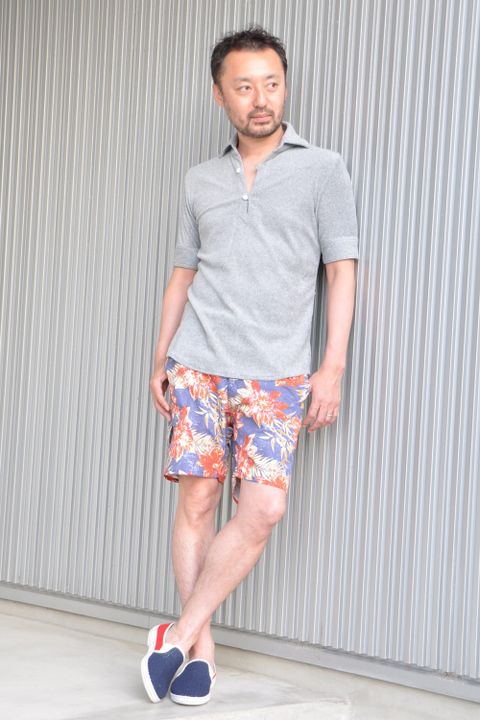 全体的なトーンを合わせるとド派手なパンツもこなれたスタイルに見えますね