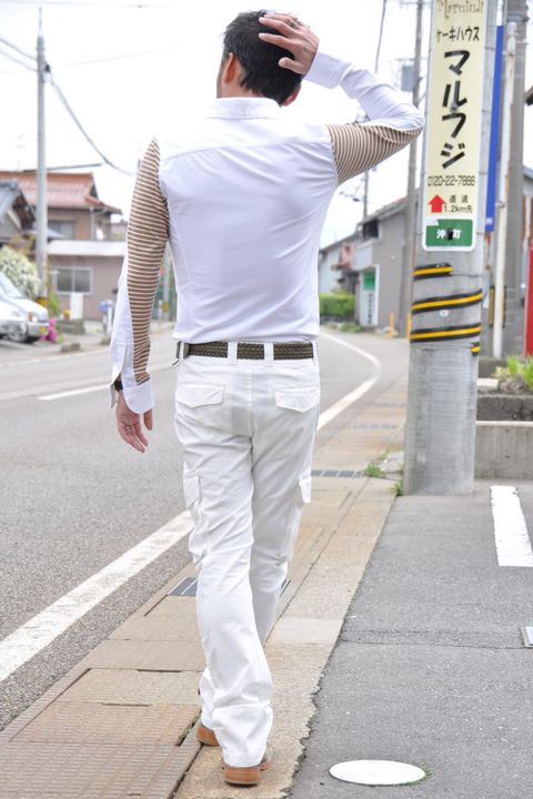 全体を白に統一する事でポイントに使用したカラーが際立ちメリハリそして清涼感のあるスタイリングが完成