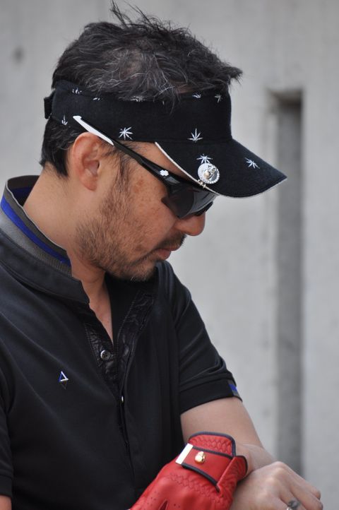 ラグジュアリーなブラックの中にも紅一点のゴルフスタイル