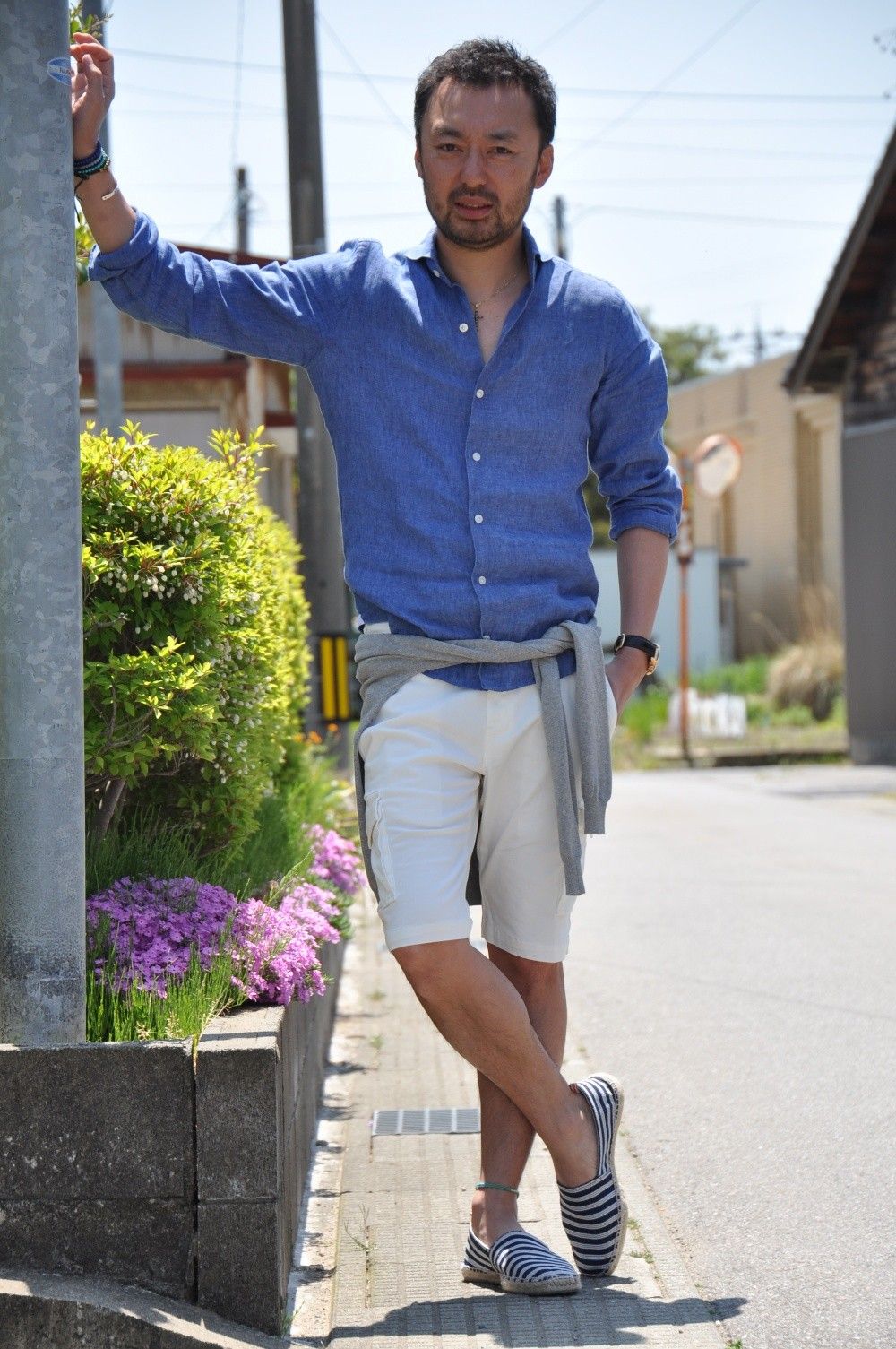 ショーツ+リネンシャツ+スリッポン+アレンジのやニットがキモな"Summer Style"