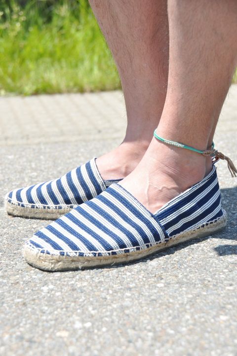 ショーツ+リネンシャツ+スリッポン+アレンジのやニットがキモな"Summer Style"
