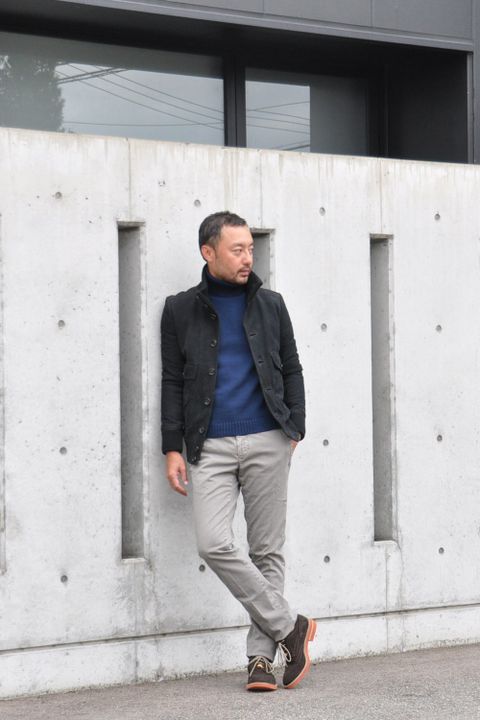 落ち着いたカラーのスタイリングの中にもカラー物を入れて大人のお洒落を楽しみましょう