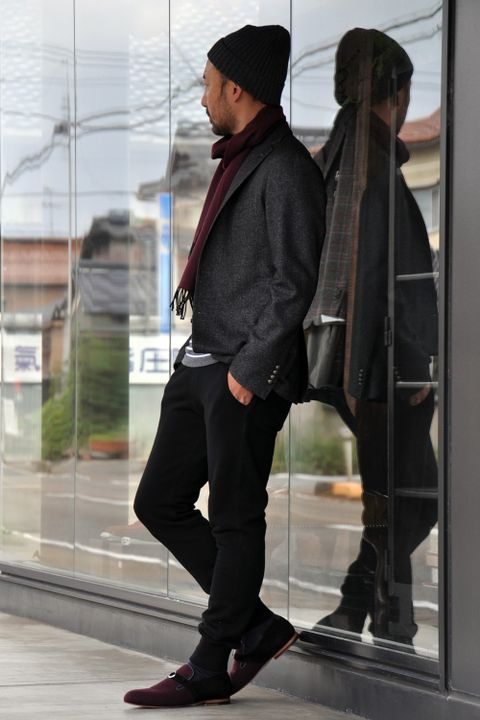 ジャケット着用ですが、スエットパンツやニットキャップでラフに大人の休日スタイル