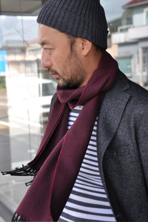ジャケット着用ですが、スエットパンツやニットキャップでラフに大人の休日スタイル