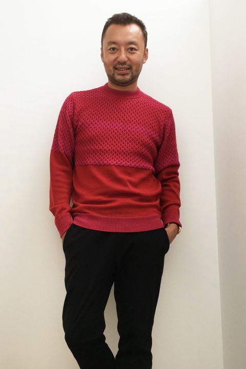 赤と小物を効かせた店頭での私服スタイル