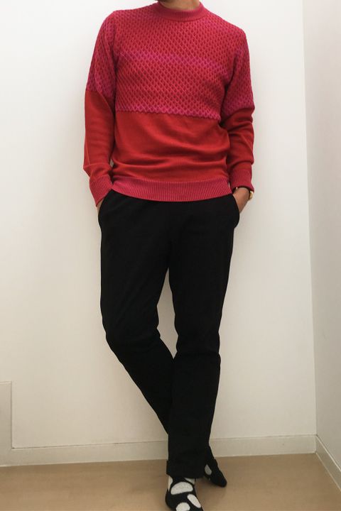 赤と小物を効かせた店頭での私服スタイル