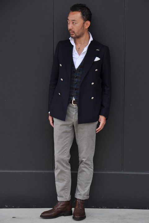 トレンドを抑えつつ、チノパンでカジュアルダウンした大人のジャケパンスタイル
