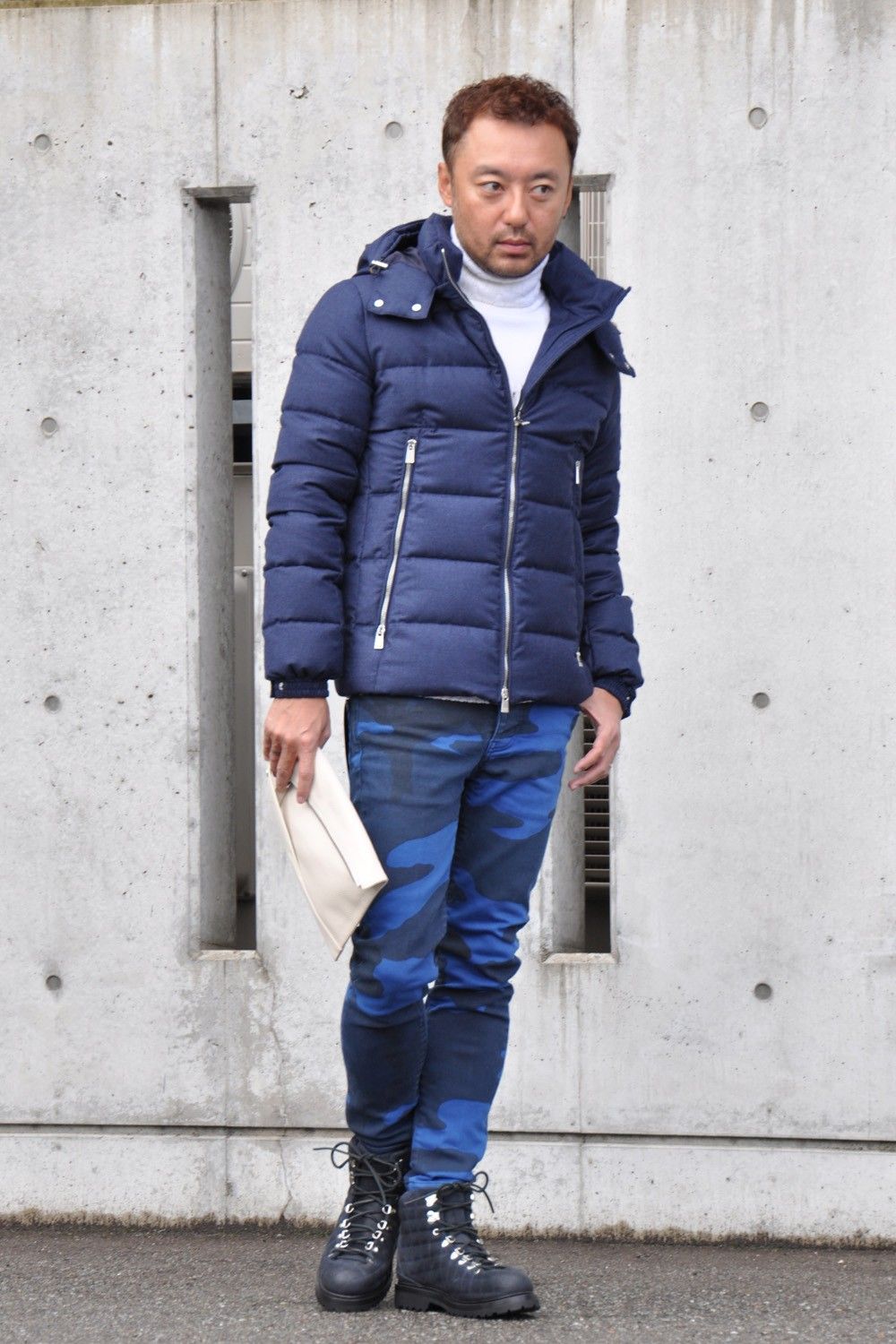 ネイビーをメインにすっきりとしたホワイトをさす