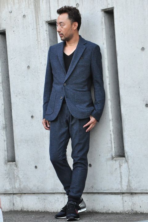 カジュアルなセットアップスーツにダウンベストをプラスした大人の休日スタイル