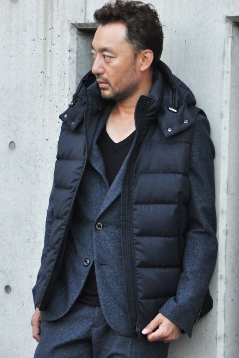 カジュアルなセットアップスーツにダウンベストをプラスした大人の休日スタイル