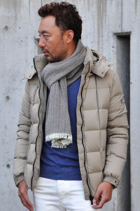 落ち着いたベージュのダウンは大人っぽく