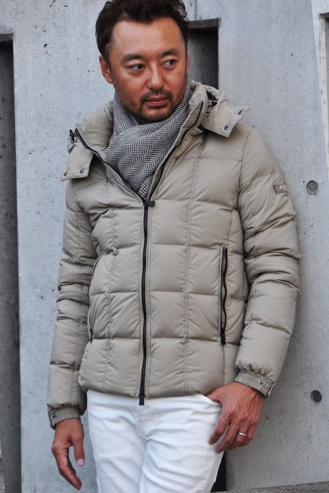落ち着いたベージュのダウンは大人っぽく