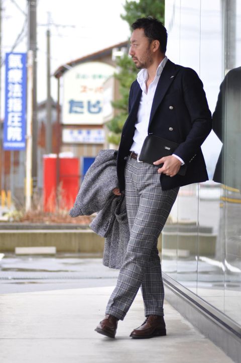 男らしいヘリンボーン柄のチェスターフィールドコートのスタイリング