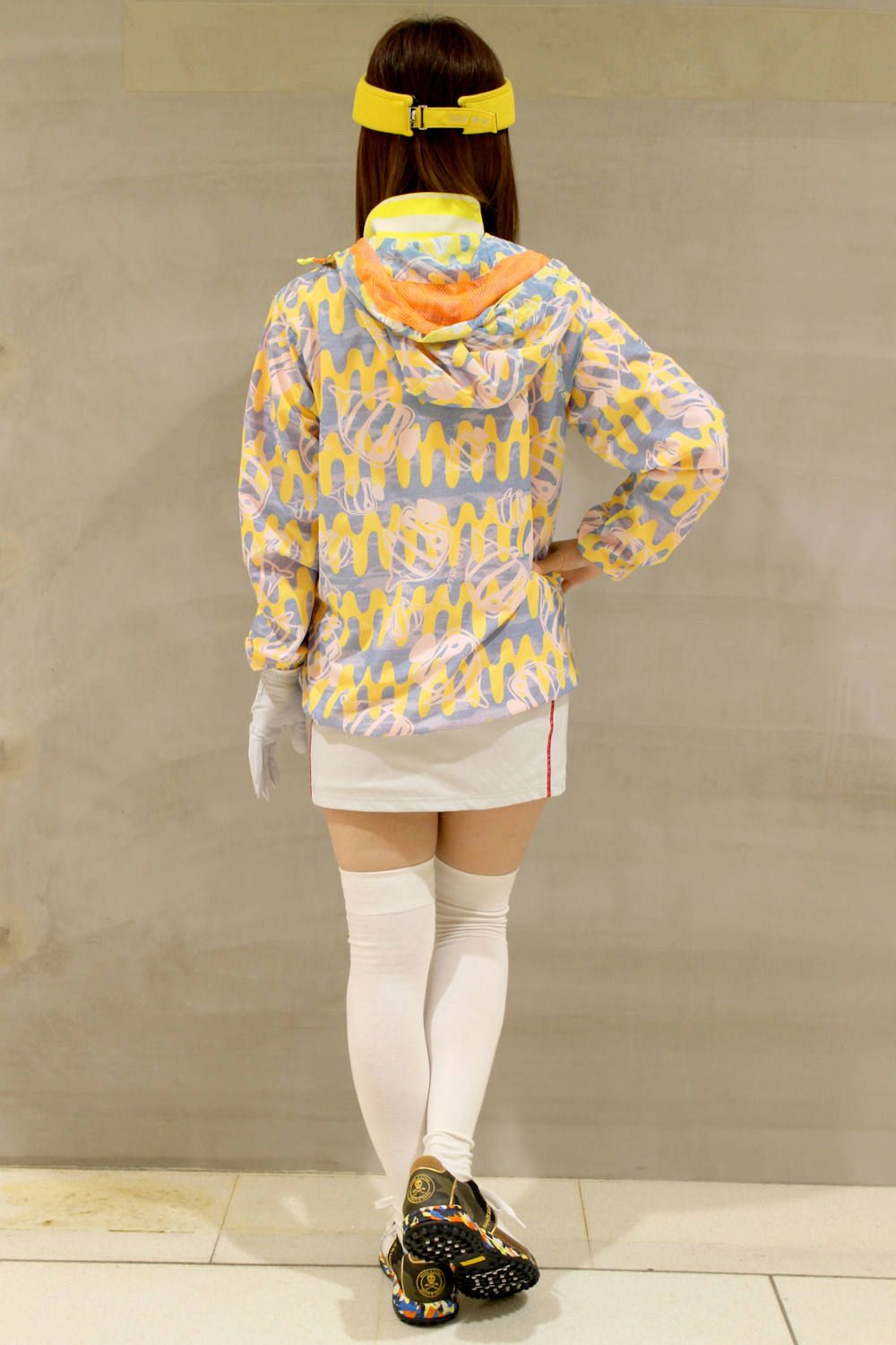 梅雨を意識したコーデ② ジメジメ時期こそビタミンカラーを注入。“MARK&LONA GOLF STYLE”