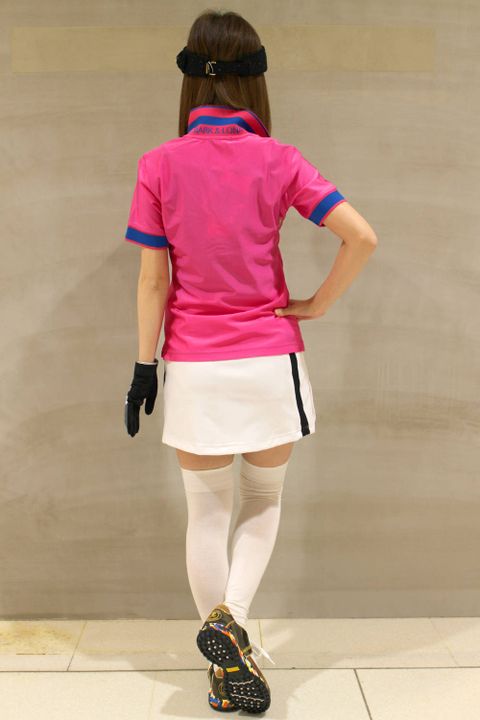 夏のラウンドを意識したコーデ④ ビビットなピンクとブラックをポイントで合わせて。“MARK&LONA GOLF STYLE”