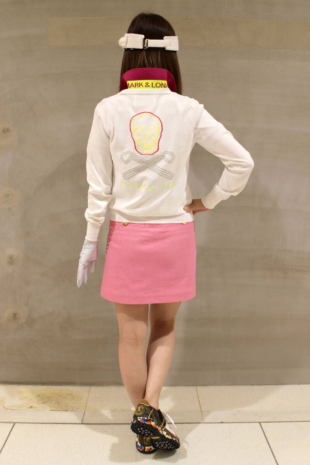 梅雨を意識したコーデ① ホワイト×ピンクで女性らしさを。“MARK&LONA GOLF STYLE”
