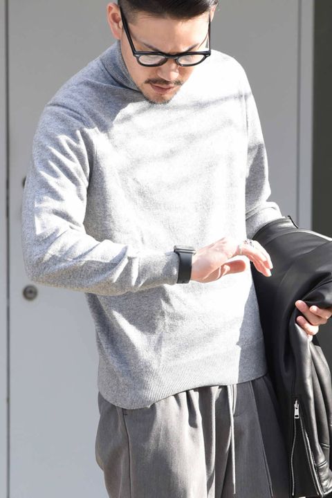 【大人が好む、ちょいオーバーコートで普段の着こなしにひと工夫】