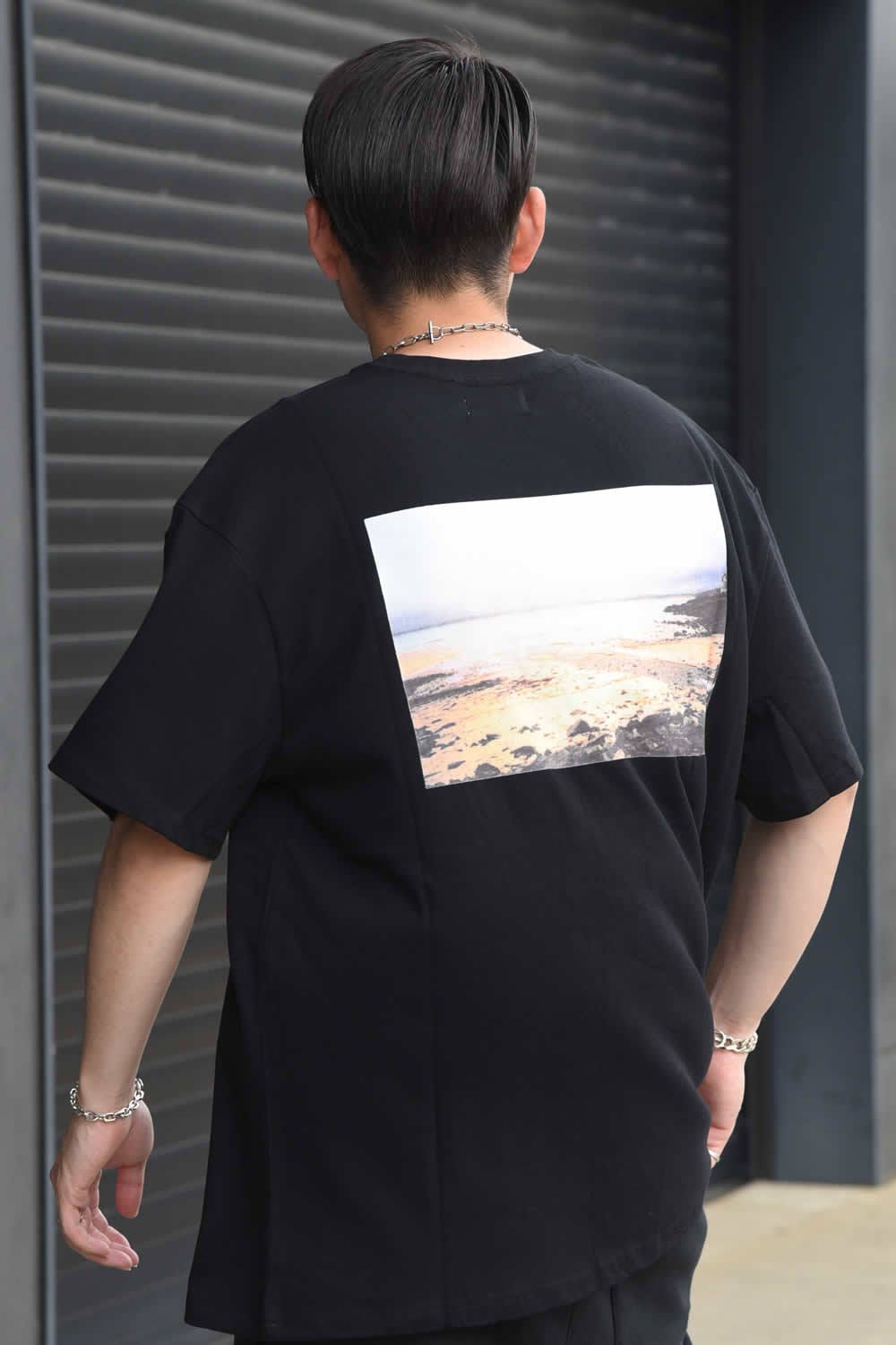 【夏にこそ、遊びを入れた着こなしを】